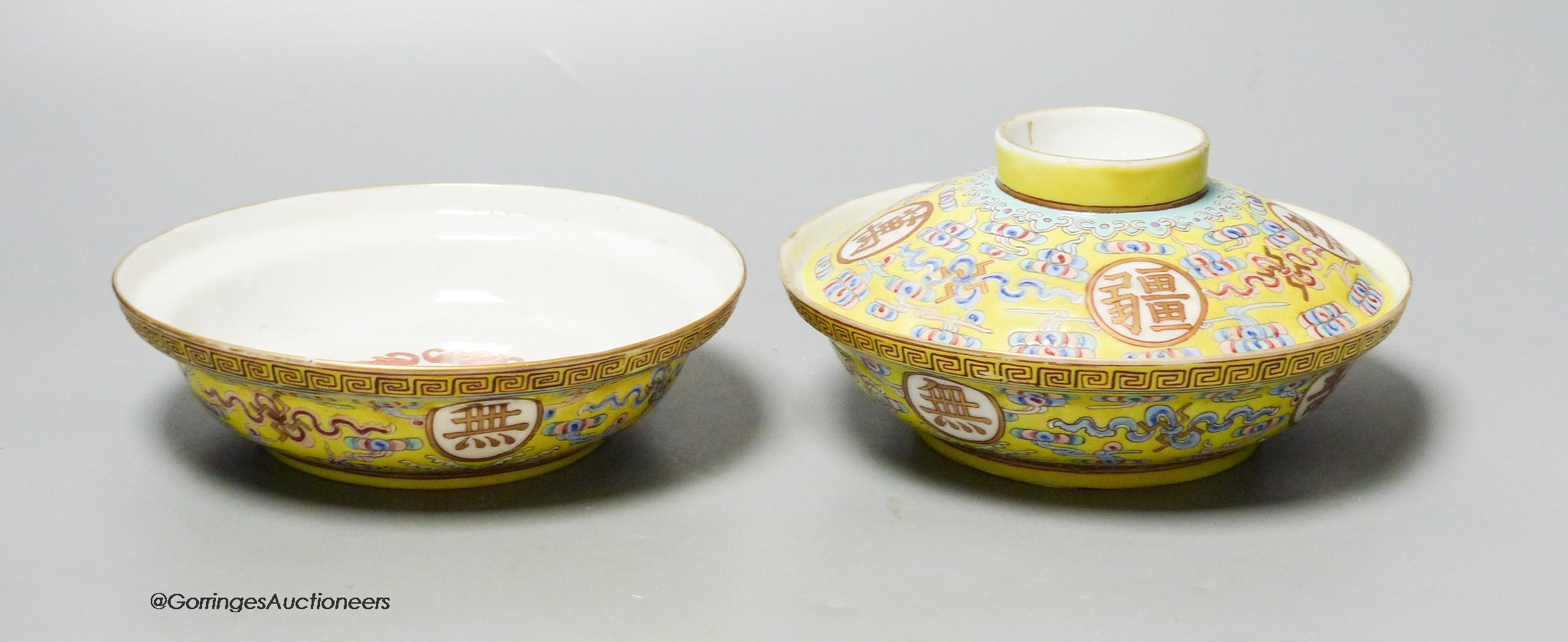 A pair of early 20th century Chinese famille jeune bowls and covers, diameter 16cm (a.f.)